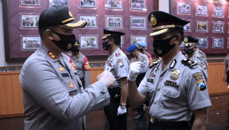 Upacara kenaikan pangkat anggota kepolisian yang dipimpin Kapolres Malang AKBP Hendri Umar. (Foto: Humas Polres Malang)