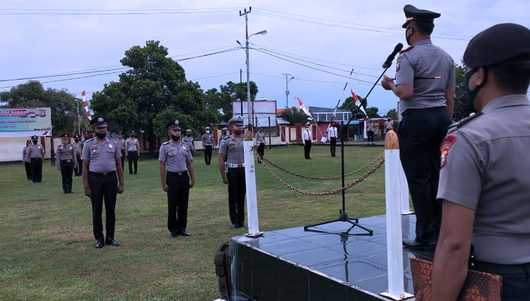Kapolres Pulau Morotai AKBP. Andri Hariyanto, S.I.K memimpin langsung upacara kenaikan pangkat Personil Polres Pulau Morotai yang berprestasi. (Foto: Humas Polres for TIMES Indonesia)