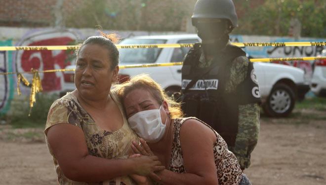 Seorang wanita menangis di luar pusat rehabilitasi di Meksiko. (Foto: REUTERS/Karla Ramos)