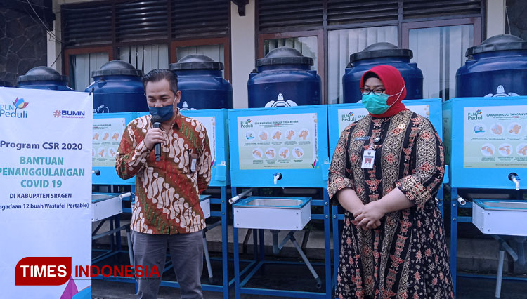 Program CSR PLN Peduli memberikan bantuan berupa sarana Wastafel Portable yang disalurkan melalui Pemerintah Kabupaten Sragen, Kamis (2/7/2020). (Mukhtarul Hafidh/Times Indonesia)