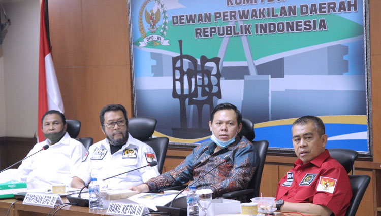 Rapat dengar pendapat Komite II DPD RI bersama Bulog membahas membahas pengawasan DPD RI atas pelaksanaan UU No.18 Tahun 2012 tentang Pangan, di Gedung DPD RI Komplek Parlemen Senayan Jakarta. (FOTO: DPD RI)