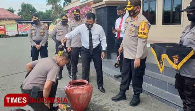 Prosesi siraman kepada personil yang naik lpangkat oleh Kapolres Bontang, AKBP Boyke Karel Wattimena, SIK. MH (Foto: Humas Polres Bontang For TIMES Indonesia)