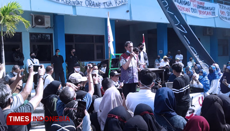Aksi damai jilid III aliansi civitas akademika Uniba diwarnai pembakaran ban dan pengepungan Ketua Yapertib, Kamis (2/7/2020). (FOTO: Mukhtarul Hafidh/TIMES Indonesia)