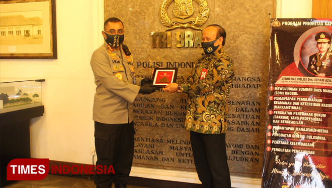 Penyerahan secara simbolis kerjasama Untag Surabaya dengan Polrestabes Surabaya (Foto : Humas Untag / AJP)
