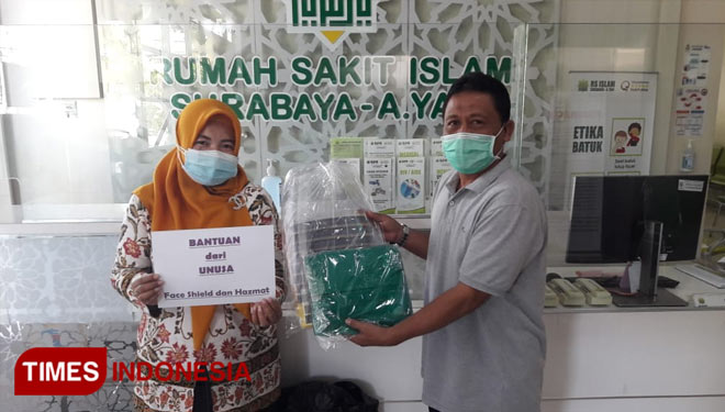 Penyerahan APD dari Unusa Peduli kepada RSI Ahmad Yani Surabaya (Foto : Humas Unusa for TIMES Indonesia)