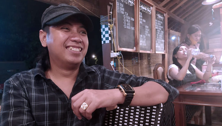 Joklitik, the owner of his classic coffee shop. (PHOTO: Hery/TIMES Indonesia)