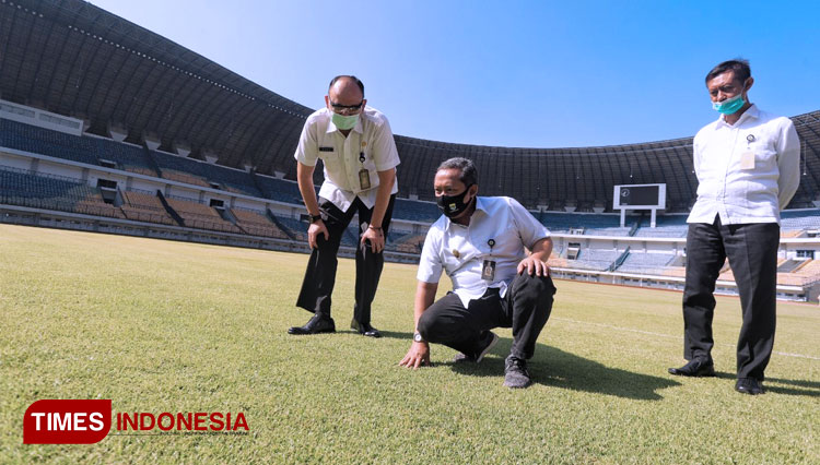 Wakil Wali Kota Bandung Yana Mulyana meninjau stadion kebanggaan warga Kota Bandung ini, Kamis (1/7/20). (FOTO: Humas Pemkot for TIMES Indonesia)