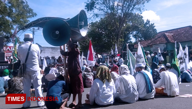 Sejumlah ormas islam saat aksi tolak RUU HIP depan Kantor DPRD Pamekasan. (FOTO: Akhmad Syafi'i/TIMES Indonesia)