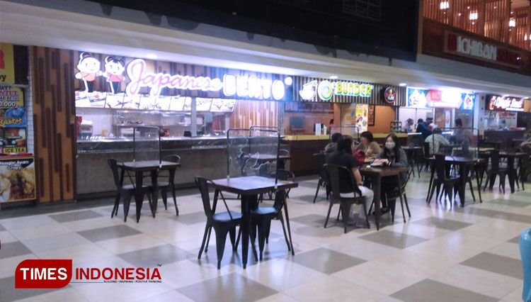 The new look of Matos food court after the management applied new normal regulation on Thursday (2/7/2020). (Photo: Chatelia Noer Cholby/TIMES Indonesia) 