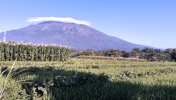 Pemandangan Gunung Lawu dari Magetan saat muncul topi awan. (Foto: M Kilat Adinugroho/TIMES Indonesia)