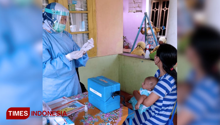 Bidan Desa Sutojayan, Kusmiati, bersiap untuk melakukan imunisasi dengan menggunakan APD lengkap. (FOTO: AJP TIMES Indonesia)