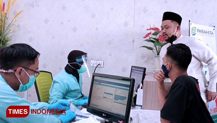 Ketua DPRD Gresik Fandi Akhmad Yani saat sidak pelaksanaan rapid test di salah satu klinik. (Foto: Akmal/TIMES Indonesia).