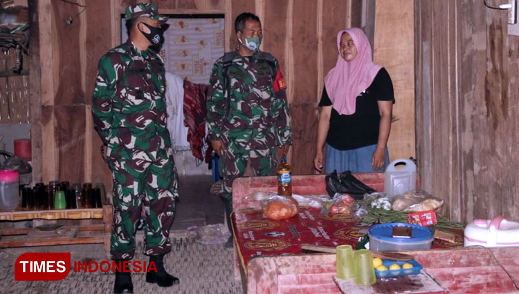 Dandim 0725/Sragen mendatangi dapur yang menyiapkan kebutuhan makanan untuk Satgas TMMD Reg ke-108 di Desa Baleharjo, Sukodono, Sragen, Jumat (3/7/2020). (Foto: Mukhtarul Hafidh/Times Indonesia)
