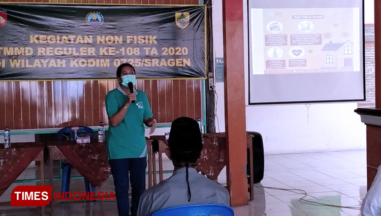 Dokter Novi menyampaikan sosialisasi tentang protokol kesehatan dalam TMMD Reg ke-108 Kodim 0725/Sragen di Balai Desa Newung, Sukodono. (FOTO: Mukhtarul Hafidh/Times Indonesia)
