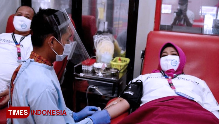 AKBP Dewi pimpin langsung Donor Darah di PMI. (FOTO: AJP TIMES Indonesia)