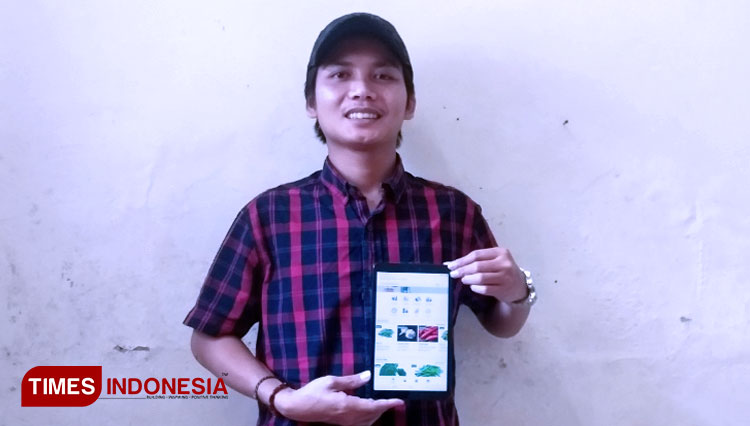 General Manager Didapur Sholehuddin Ahmad menunjukkan aplikasi yang digagasnya. (Foto: Naufal Ardiansyah/TIMES Indonesia)