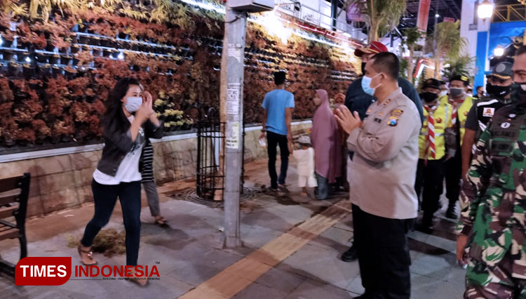 Ketua DPRD Kota Madiun, Kapolresta dan Dandim 0803 Madiun menyapa warga di Jalan Pahlawan Kota Madiun Jumat malam. (Foto: Aditya Chandra/TIMES Indonesia)