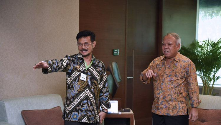Mentan RI Syahrul Yasin Limpo bersama Menteri PUPR Basuki Hadimuljono di Kantor Kementerian PUPR Jakarta. (Foto: Kementan RI for TIMES Indonesia)