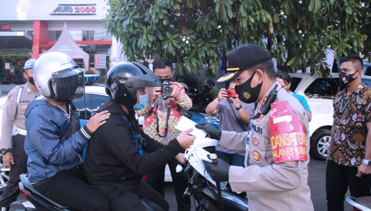 Kapolresta Malang Kota Kombes Pol Leonardus Simarmata membagikan masker untuk pengguna jalan. (Foto: Humas Polresta Malang Kota)