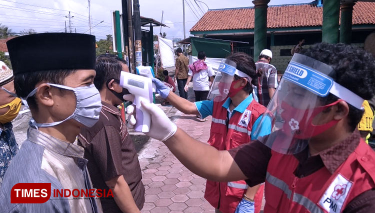Petugas PMI Cilacap, sedang melakukan pengecekan suhu tubuh terhadap jamaah shalat Jumat dimasjid Qoryatul Khoiriyah Gumilir, Cilacap. (Foto: dok PMI for TIMES Indonesia)