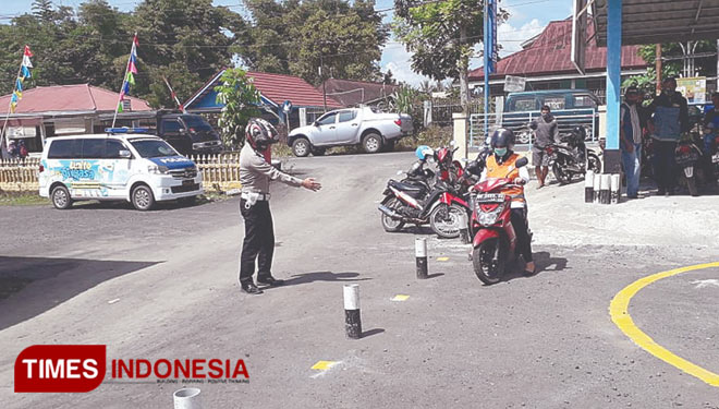 Tes mengemudi bagi warga yang mengajukan pelayanan SIM Gratis dalam rangka Hari Bhayangkara ke-74. (Foto: Asnadi/ TIMES Indonesia)