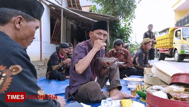 Ratusan orang di Desa Pengadegan tumpah ruah dijalan makan bersama dalam sedekah bumi atau ruwat bumi. (FOTO: Sutrisno/TIMES Indonesia)
