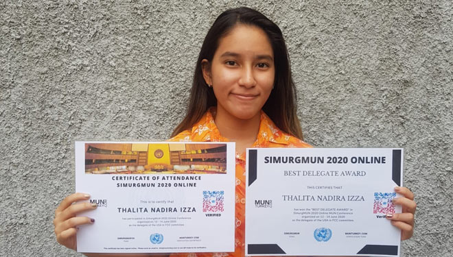 Thalita Nadira Izza atau yang lebih dikenal dengan Izza, murid kelas 10 Sekolah Cikal Setu berhasil memperoleh penghargaan sebagai delegasi terbaik (Best Delegate) mewakili Indonesia di ajang SimurgMUN Conference 2020 (foto: Humas Sekolah Cikal)
