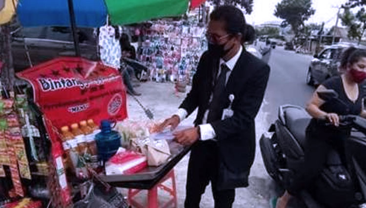 Bergaya Manager Hotel, Pria Asal Madura Jualan Nasi Jinggo Bali