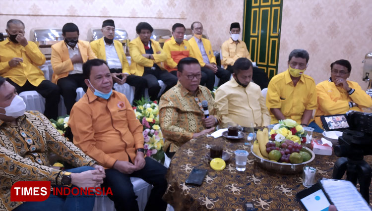 Agung Laksono (baju batik) didampingi jajaran pengurus DPP Partai Golkar saat menggelar jumpa pers. (FOTO: Totok Hidayat/TIMES Indonesia)