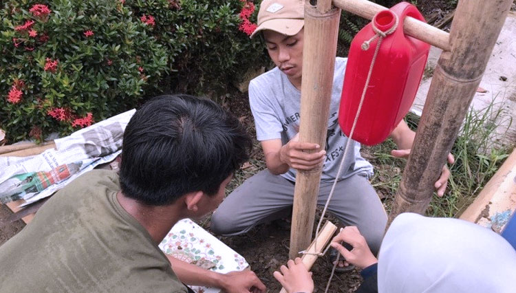 Kreativitas mahasiswa UMM membuat alat cuci tangan dari bambu. (Foto: Humas UMM)