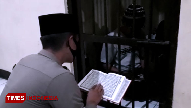 Anggota Polres Majalengka mengajari para tahanan mengaji. (FOTO: Humas Polres Majalengka for TIMES Indonesia) 