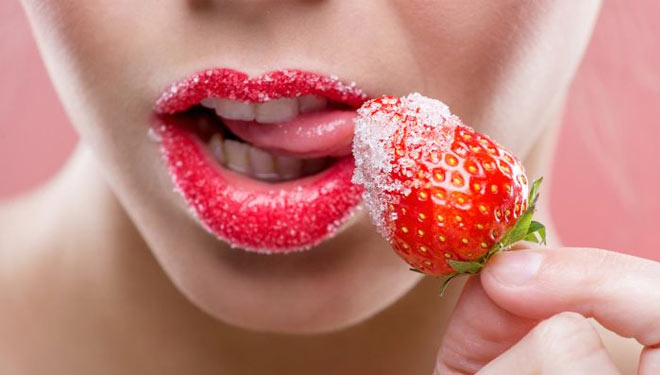 Bikin Bibir Merah Merona pakai Stroberi, Begini Caranya