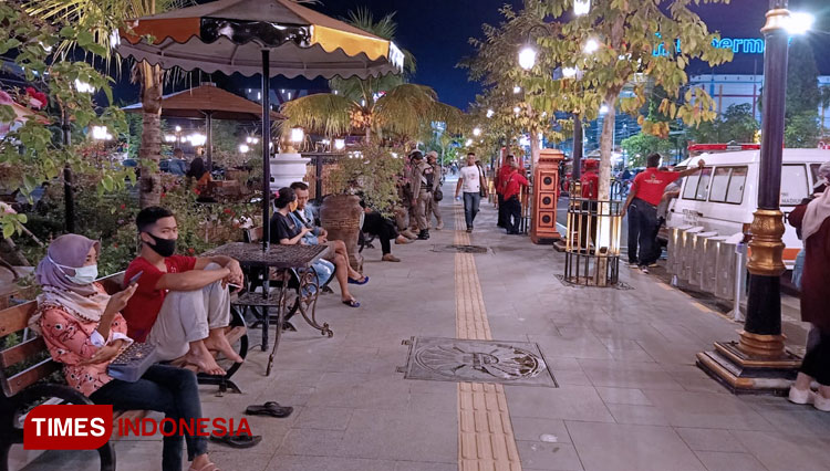 Suasana malam di Jalan Pahlawan Kota Madiun yang dipoles mirip Malioboro. (Foto: Aditya Chandra/TIMES Indonesia)