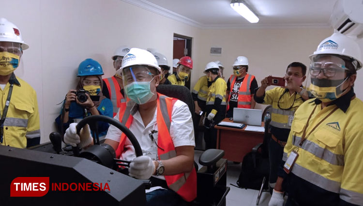 Kadisnaker Banyuwangi, Syaiful Alam Sudrajat, saat melakukan uji coba mesin simulator Green Operator, di site Tujuh Bukit PT Bumi Suksesindo (PT BSI). (Foto : Syamsul Arifin/TIMES Indonesia)