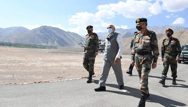 Masih Bersitegang dengan China, PM India Mendadak Kunjungi Pasukannya di Ladakh