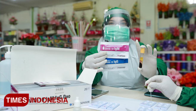 Rapid test oleh petugas Gugus Tugas Penanganan Covid-19 Banyuwangi. (Foto: Rizki Alfian/TIMESIndonesia)