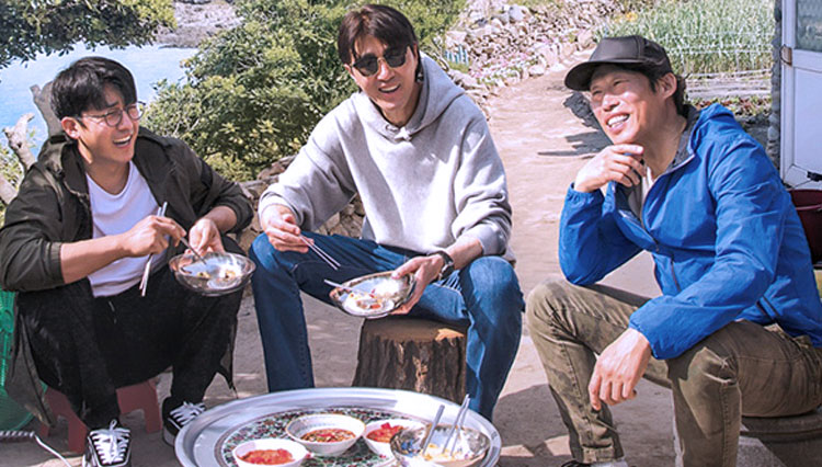 Cha Seung Won, Yoo Hae Jin, and Son Ho Jun were enjoying their breakfast in the yard. (Photo: Dreamers/Naver)