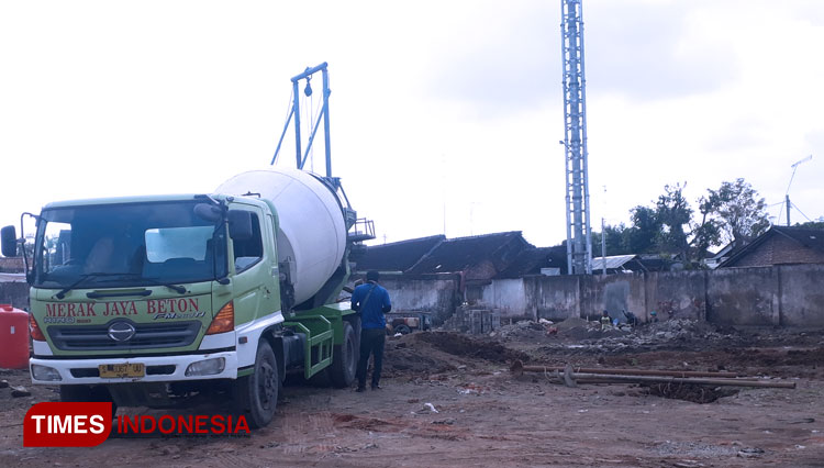 Suasana pembangunan dibelakang Vionata Genteng, di Dusun Kopen, Desa Genteng Kulon, Kecamatan Genteng, Banyuwangi. (Foto: Syamsul Arifin/TIMES Indonesia)
