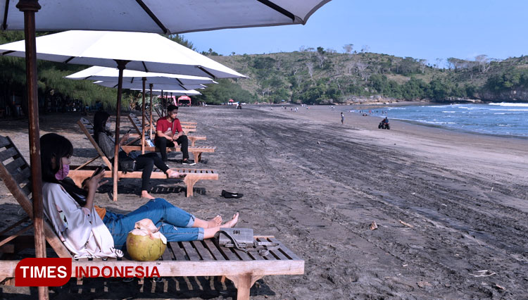 Widiatari and her friends enjoying the beauty of Serang Beach Blitar, East Java, on Saturday (4/7/2020). (Photo: Sholeh/TIMES Indonesia) 