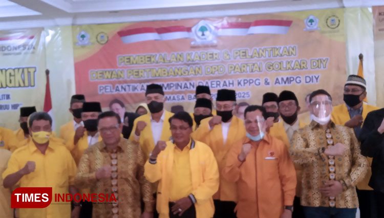Agung Laksono didampingi Gandung Pardiman usai melantik pengurus AMPG dan KPPG DIY. (Foto: Totok Hidayat/TIMES Indonesia)