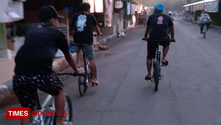 Bersepeda jadi hobi dadakan warga Ngawi. (FOTO: Ardian Febri TH/ TIMES Indonesia) 