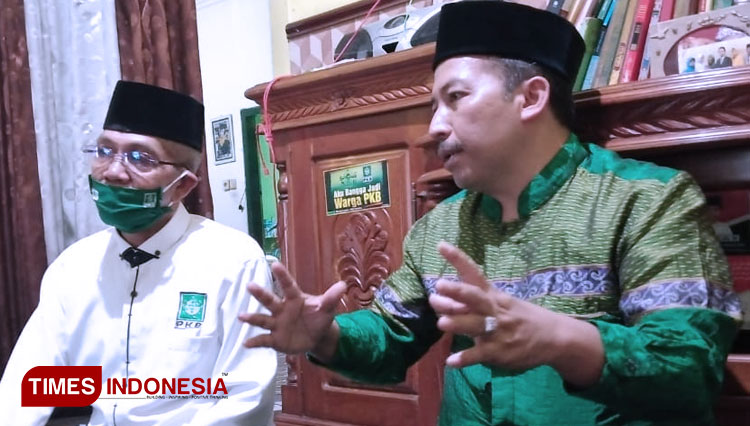Dr Umar Usman bersama Wakil Katib Syuriah PCNU Kabupaten Malang. (foto: Gilang/TIMES indonesia)