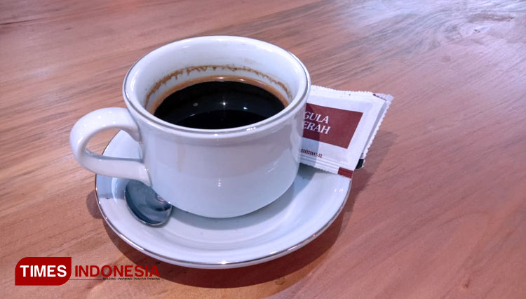 A cup of black coffee to keep you awake during the day at Insignia Café Banyuwangi. (PHOTO: Syamsul Arifin/TIMES Indonesia) 