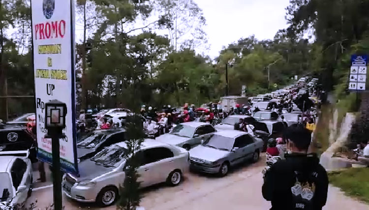 Jalan tembus Sarangan-Cemoro Sewu Magetan macet. (Foto: Tangkapan layar video/TIMES Indonesia)