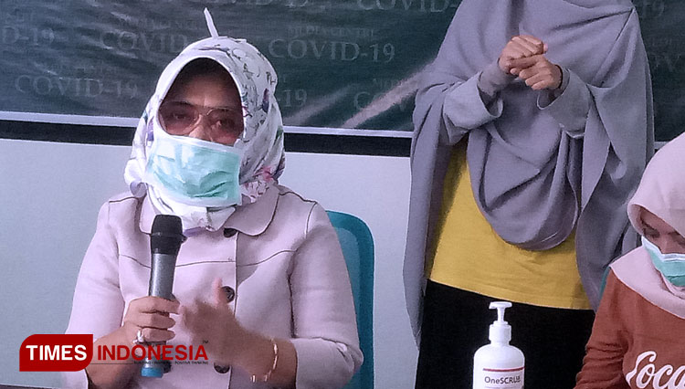 Wali Kota Bontang, Neni Moerniaeni saat konfrensi pers pasien BTG01 sembuh Covid-19  beberapa waktu lalu ( Foto: Kusnadi/TIMES Indonesia)