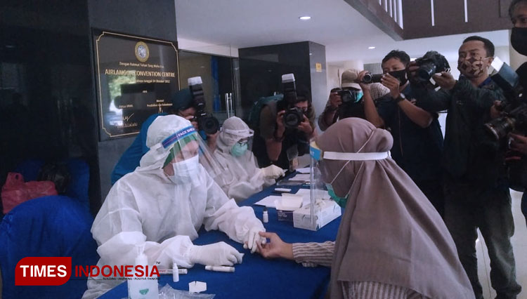 Peserta UTBK saat melakukan rapid test gratis di posko Unair, Minggu (5/7/2020) (Foto: Farida Umami/TIMES Indonesia)