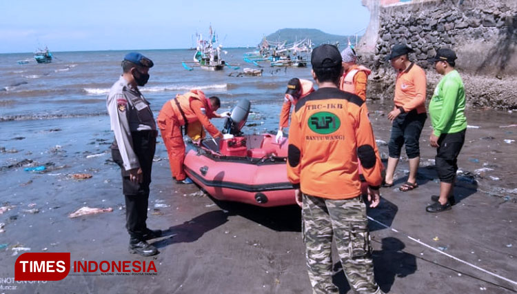 Petugas saat melakukan upaya pencarian (Foto : Rizki Alfian/ TIMESIndonesia)
