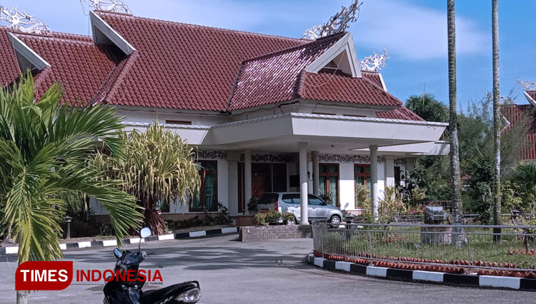 Rumah jabatan bupati nampak sepi dan masih terpasang segel KPK (FOTO: Fajri/TIMES Indonesia)