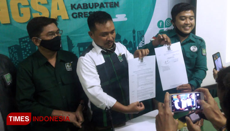 Sekjen DPC PKB Imron Rosyadi bersama pengurus saat menunjukan rekomendasi untuk Pilkada Gresik (FOTO: Akmal/TIMES Indonesia)