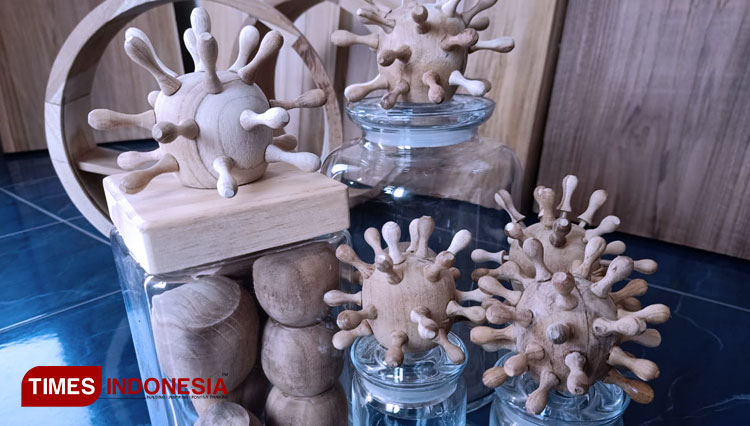 Berbagai bentuk toples Covid-19 yang diproduksi Wawan Wood. (Foto: Aditya Candra/TIMESIndonesia)